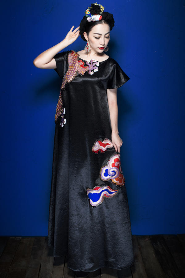 Linh Nga biến hóa phong cách với váy áo thêu