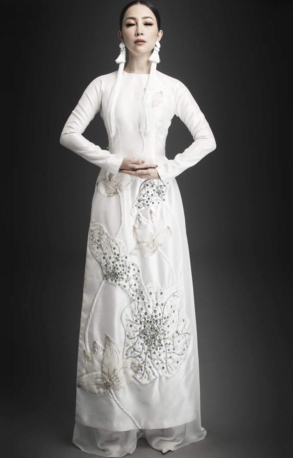 Linh Nga biến hóa phong cách với váy áo thêu