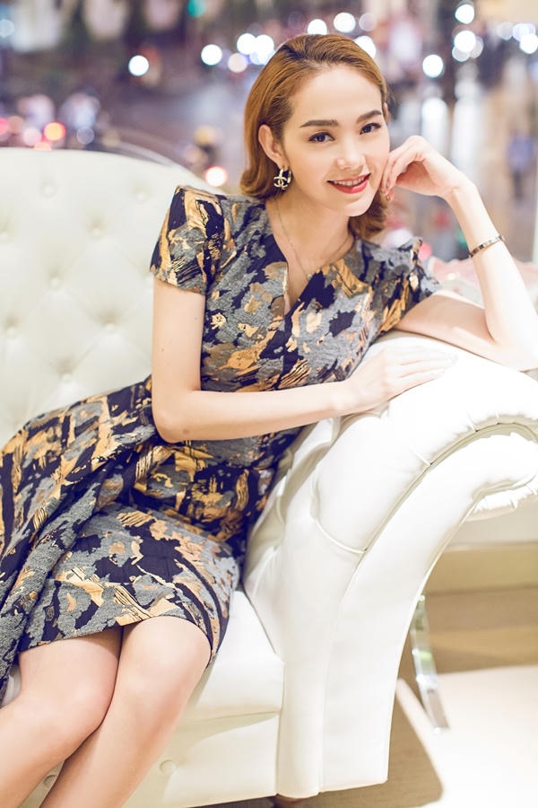 Minh Hằng thử váy họa tiết