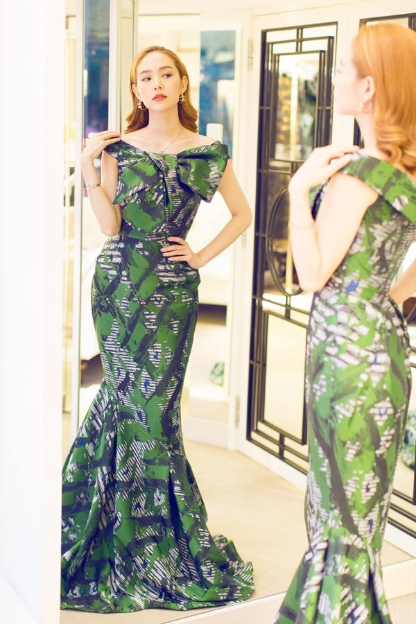 Minh Hằng thử váy họa tiết