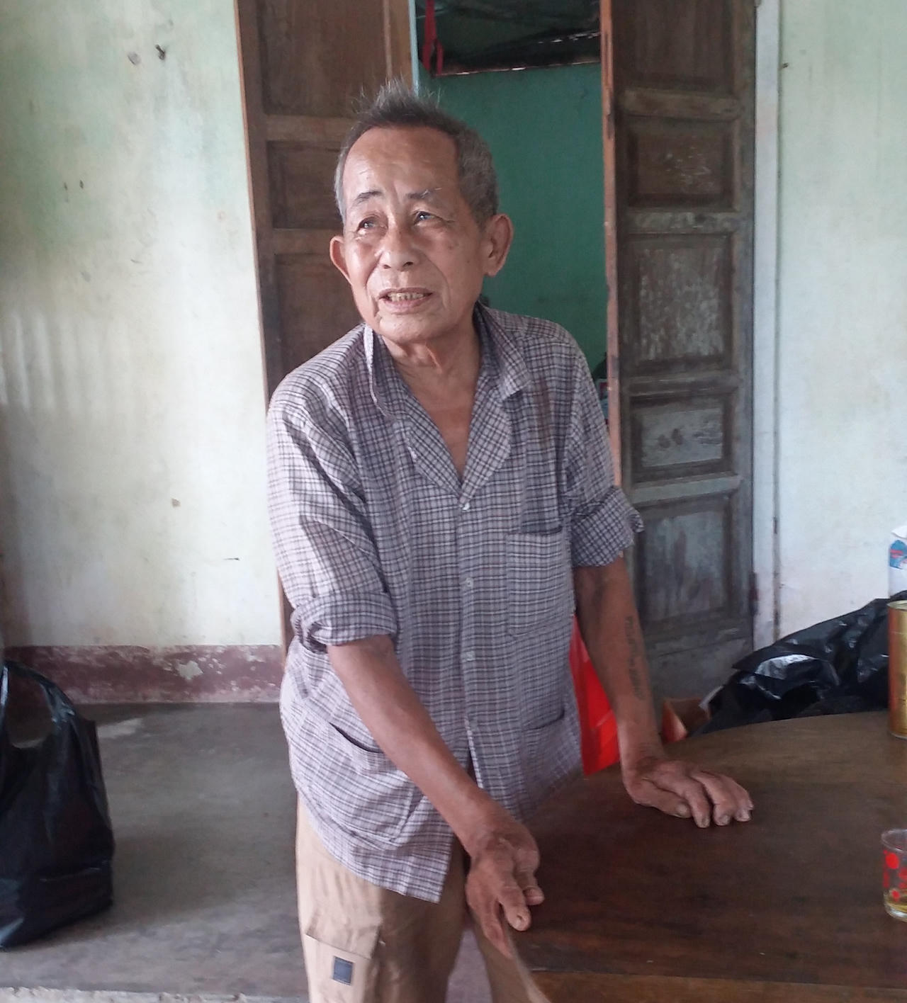 Người làm công bén duyên nghề bốc thuốc nhờ một lần... nhìn trộm