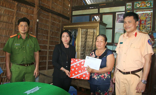 Thăm hỏi, động viên nạn nhân và gia đình nạn nhân tai nạn giao thông