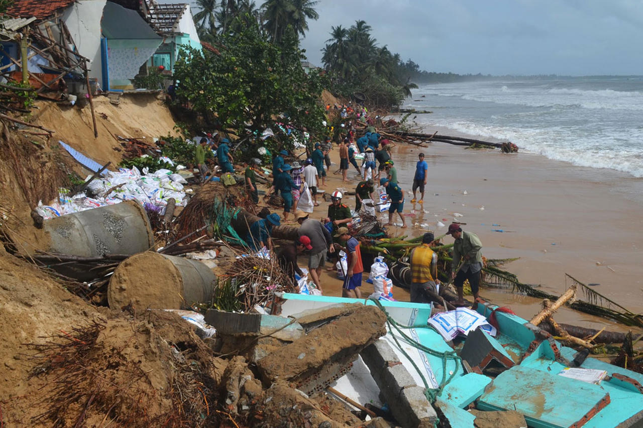 Phú Yên: Sóng đánh sập nhà, triều cuốn hết tài sản, người dân hết chỗ sống
