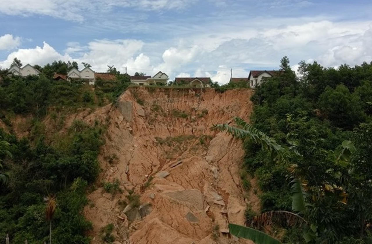 Quãng Ngãi: Hàng trăm hộ dân đang kề “tử thần” vì sống trong vùng sạt lở  