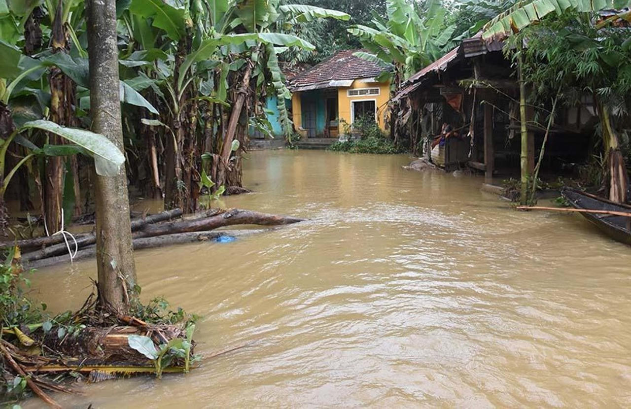 Cảm phục người đàn ông xả thân cứu 15 người thoát lũ dữ