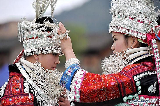 Phụ nữ Miêu - Có 10 cân bạc mới lấy được chồng