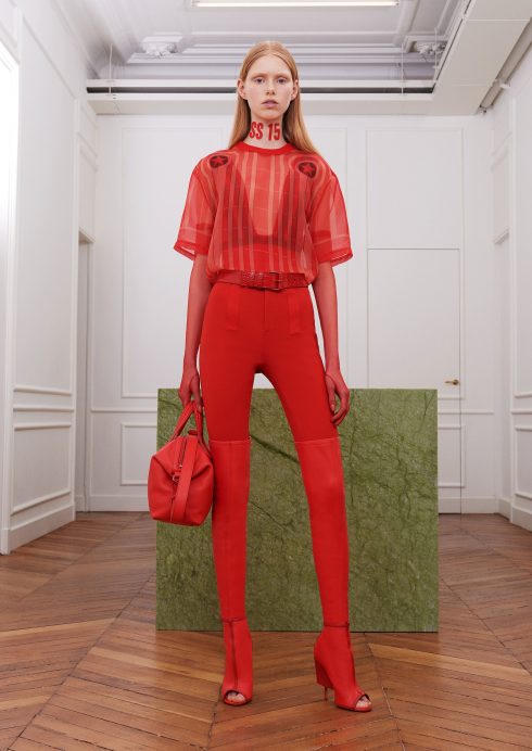 Trở thành tâm điểm cùng phong cách all-red