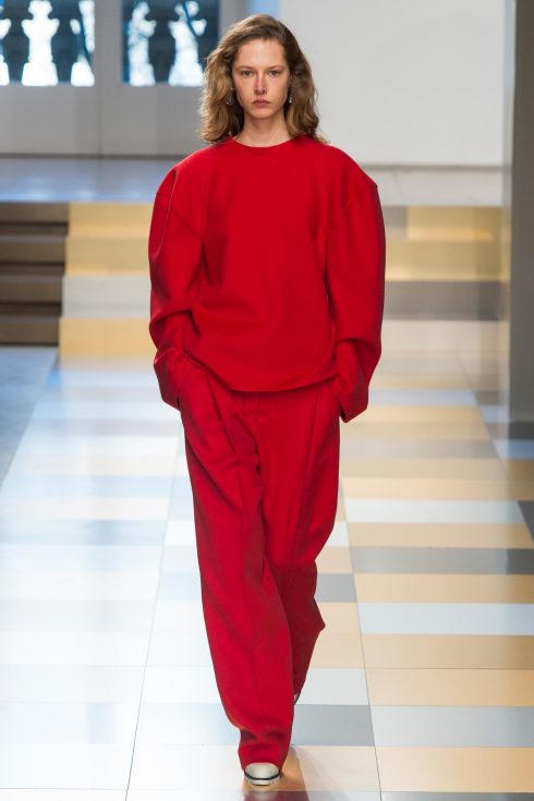 Trở thành tâm điểm cùng phong cách all-red