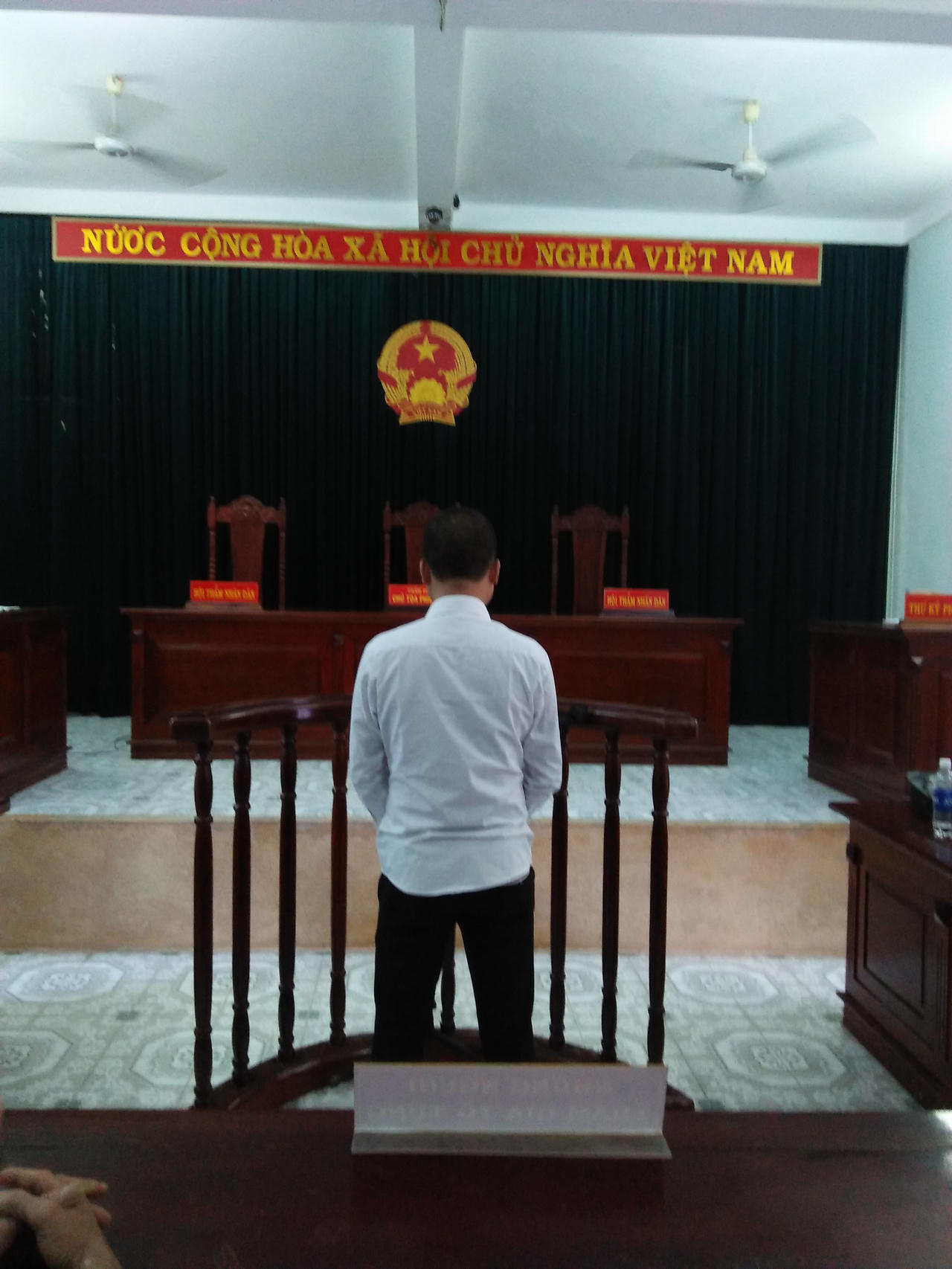 Mẹ mặc con co ro đứng chờ trong đêm lạnh, chồng cuồng ghen suýt giết người