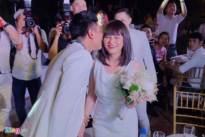 Cat Phuong, Kieu Minh Tuan nhan hoa cuoi tu Khoi My hinh anh 1