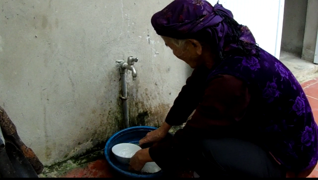 Ai “tiếp tay” đẩy bà cụ gần 90 tuổi ra vành móng ngựa?