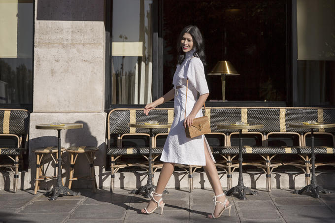 Trang Lạ diện sắc trắng dạo phố Paris