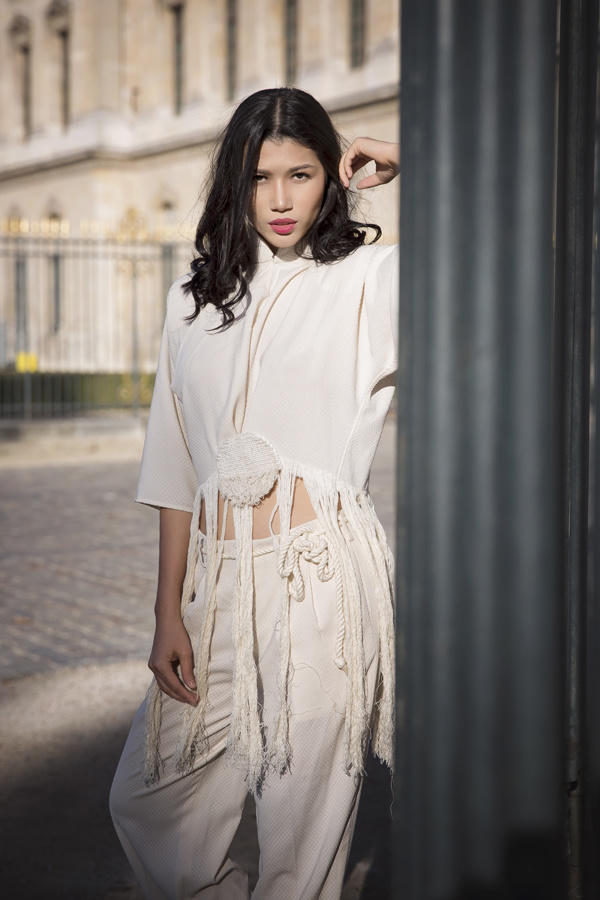 Trang Lạ diện sắc trắng dạo phố Paris