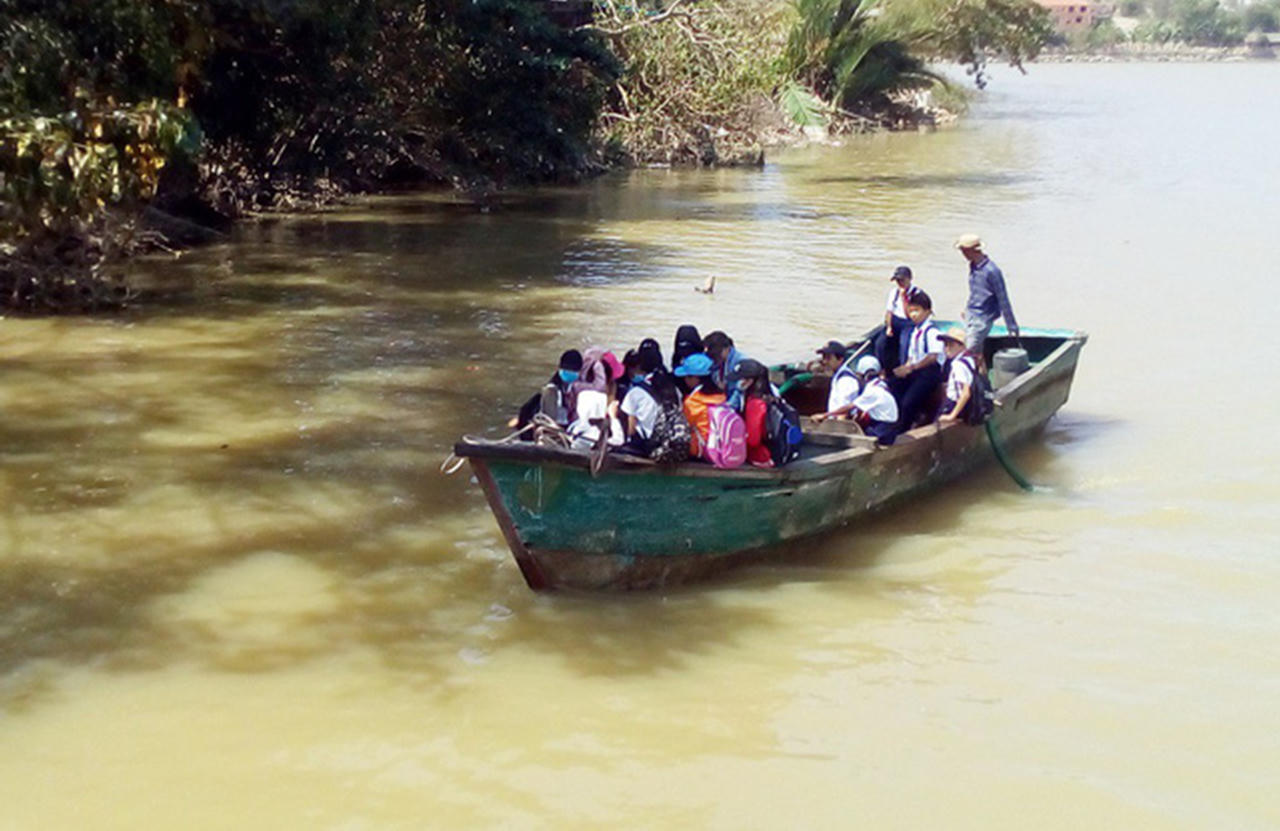 Khánh Hòa: Nguy hiểm rình rập hàng trăm học sinh khi phải đi học bằng thuyền, “chui” hầm tàu tới trường