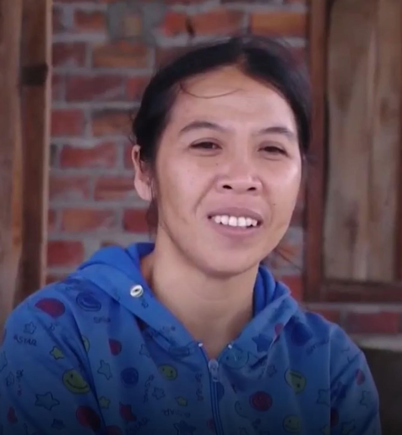 Rớt nước mắt nghe tiếng đàn nuôi cha mẹ của 2 cậu bé nghèo