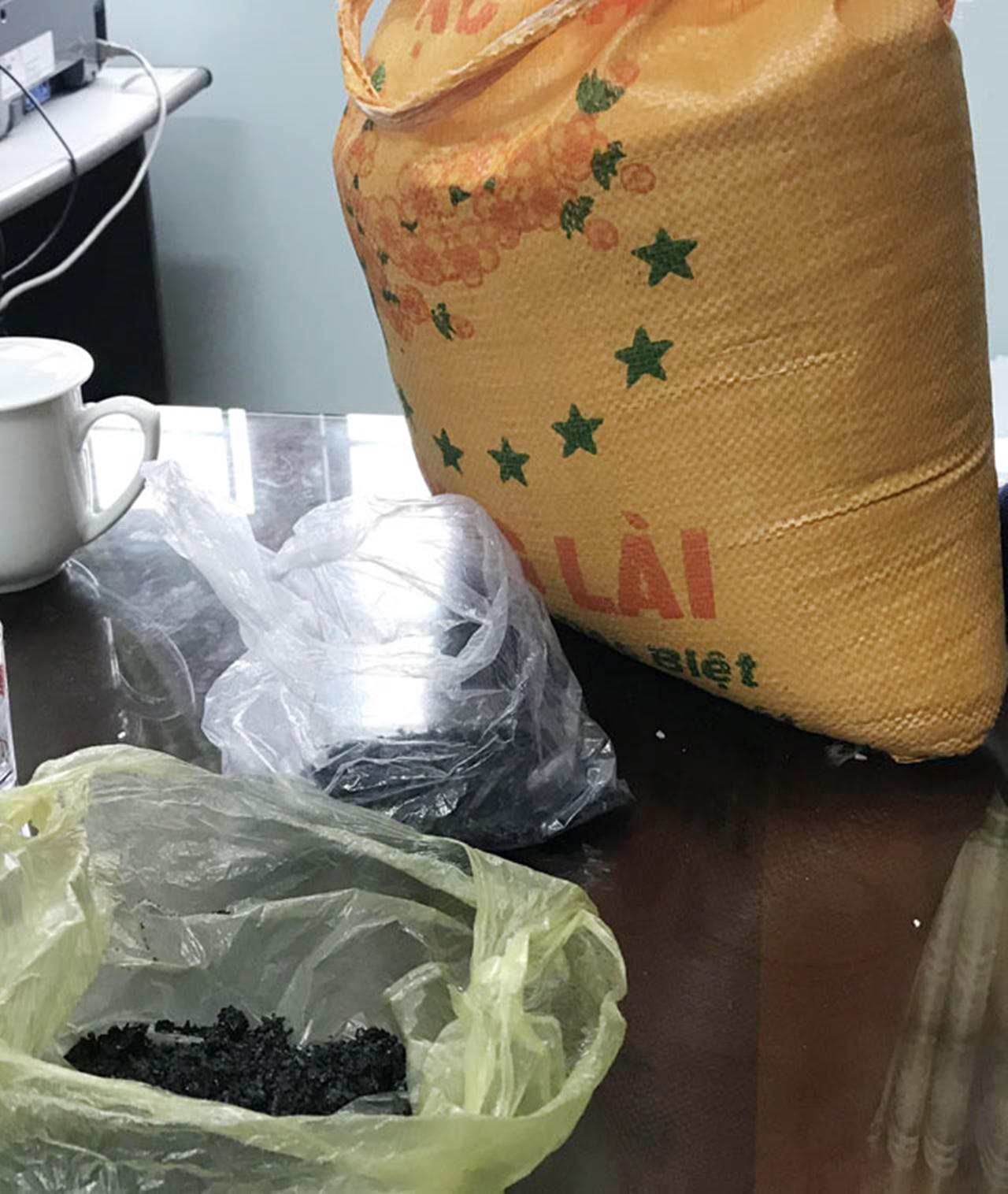 “Chuyện lạ” ở Quãng Ngãi: Gạo hỗ trợ từ doanh nghiệp kết dính, đốt cháy như nhựa!