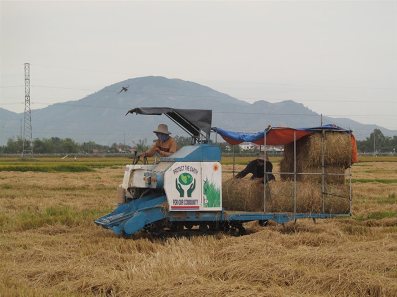 “Hai lúa” mang bệnh hiểm nghèo mày mò chế máy cuộn rơm không đụng hàng