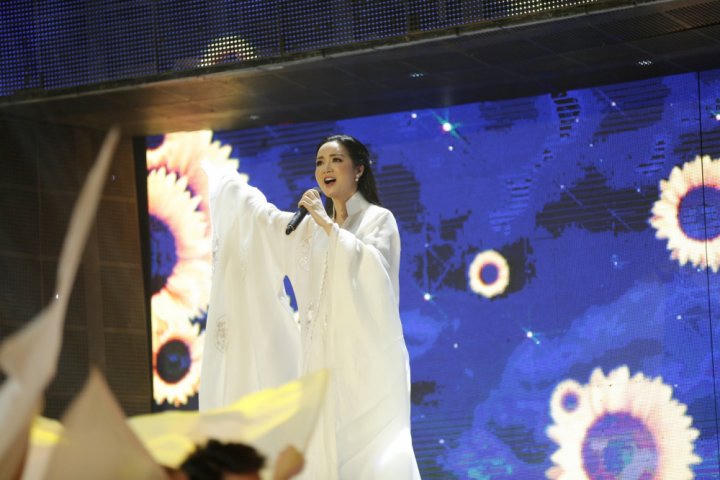 1. Hoa hau den Hung Giang My the hien ca khuc Tu Nguyen (1)