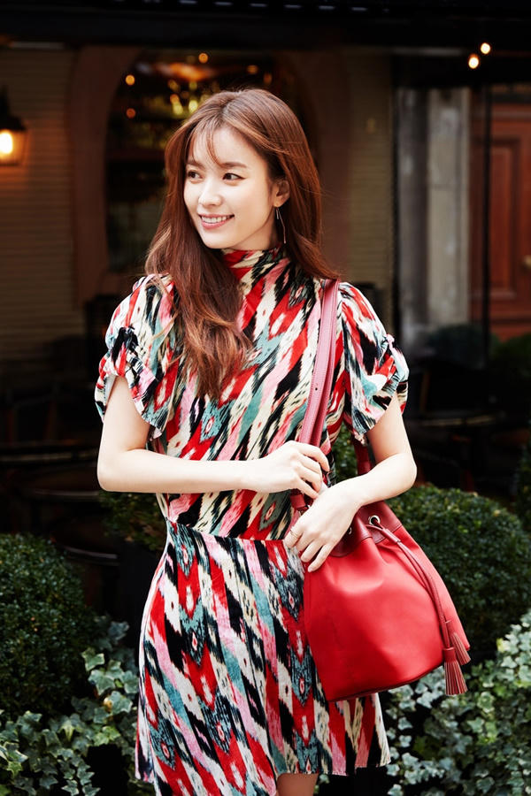 Gu thời trang biến hóa của 'Mỹ nhân cười đẹp nhất Hàn Quốc'