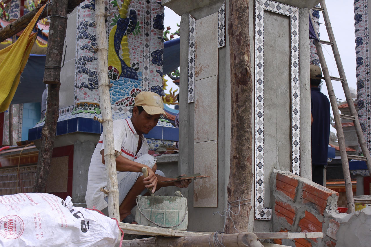 Mưu sinh trong nghĩa địa