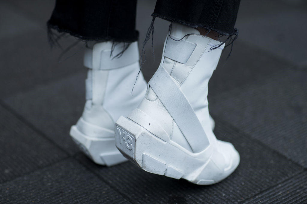 Nhung mau sneaker noi bat nhat tai cac tuan le thoi trang nam 2017 hinh anh 8