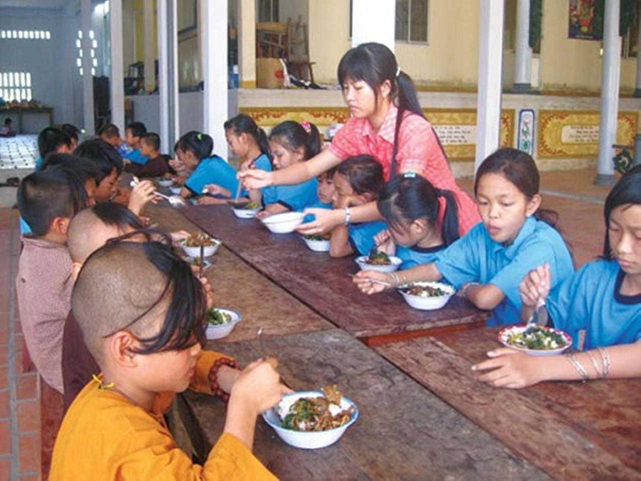 Những đứa trẻ “không cha, vắng mẹ” ấm lòng nơi cửa Phật