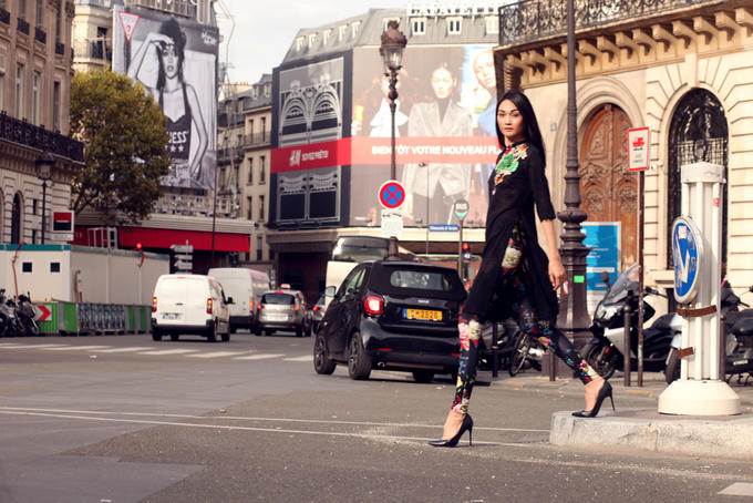 Thùy Trang mặc áo dài cách tân trên đường phố Paris
