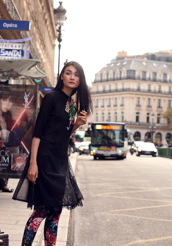 Thùy Trang mặc áo dài cách tân trên đường phố Paris