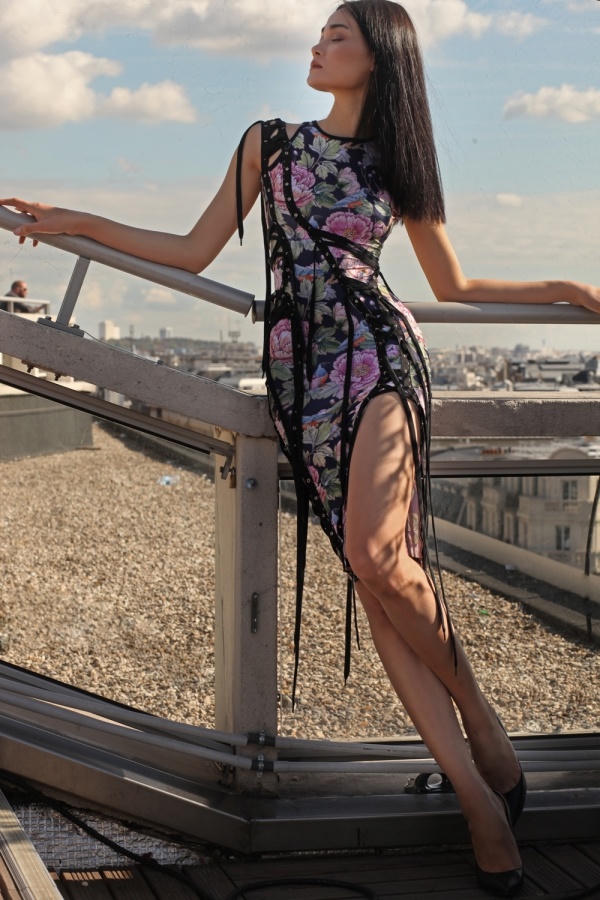 Thùy Trang mặc áo dài cách tân trên đường phố Paris