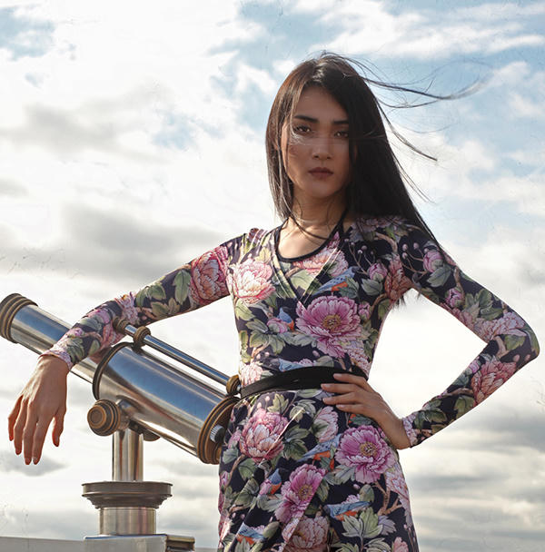 Thùy Trang mặc áo dài cách tân trên đường phố Paris