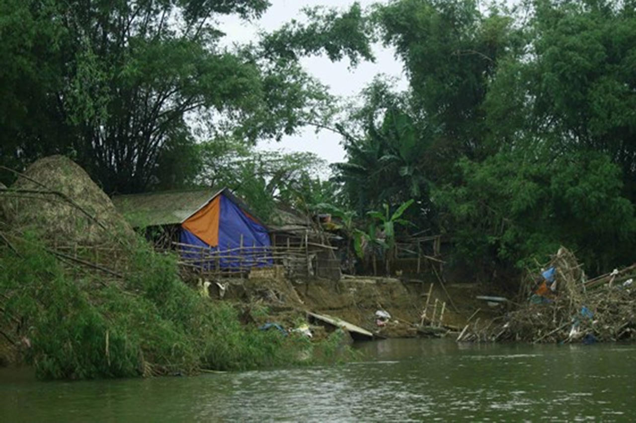 Người dân thấp thỏm lo sạt lở, học trò nín thở ngồi đò qua sông Trà Bồng