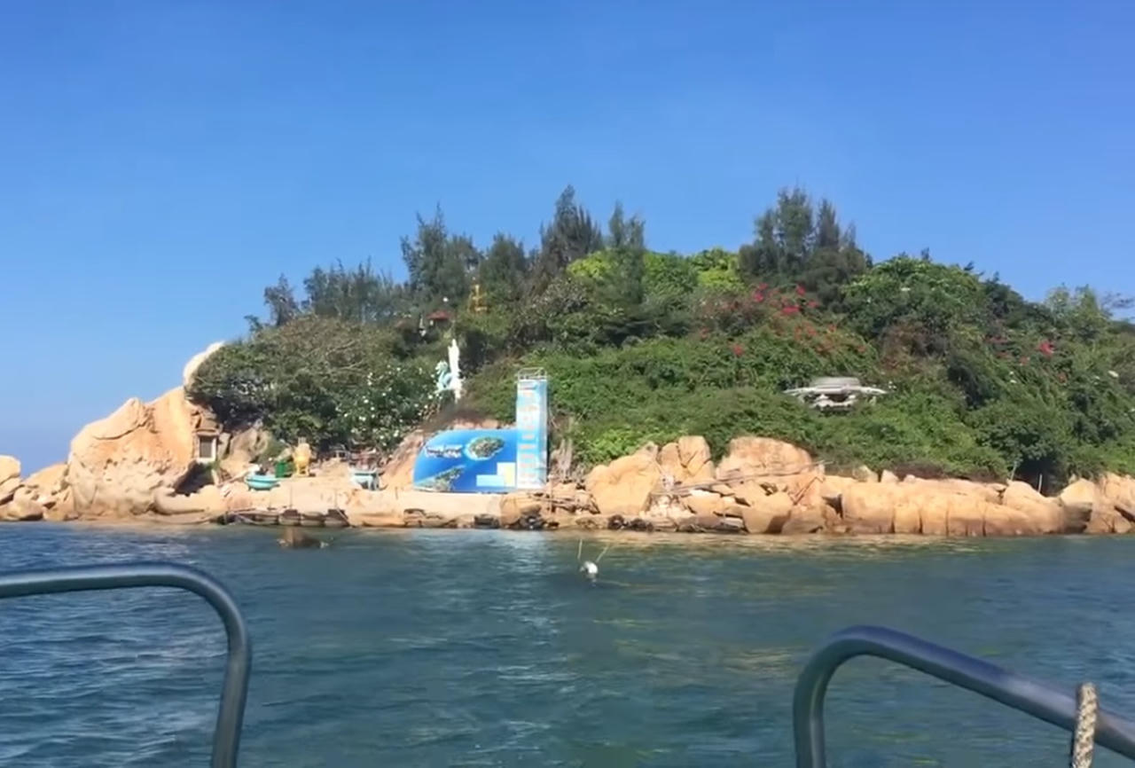 Lòng hào hiệp của gia đình 3 thế hệ đưa đò không lấy công