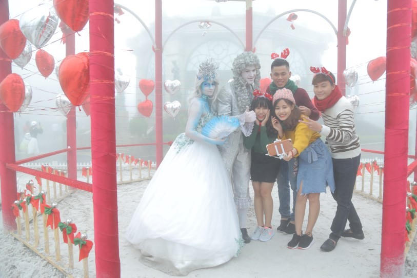 Mê mẩn sắc màu Giáng sinh trên đỉnh Bà Nà