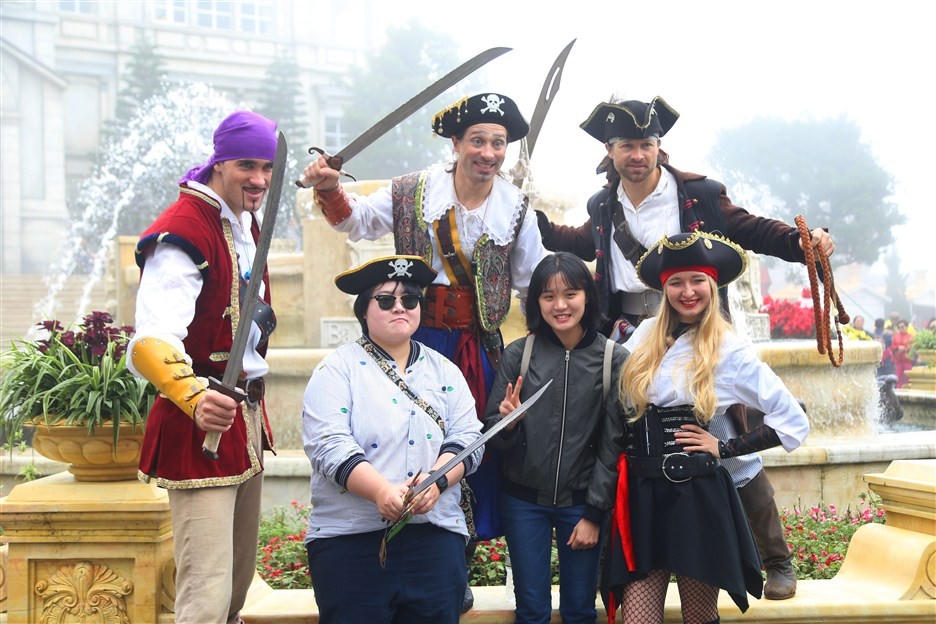 Mê mẩn sắc màu Giáng sinh trên đỉnh Bà Nà