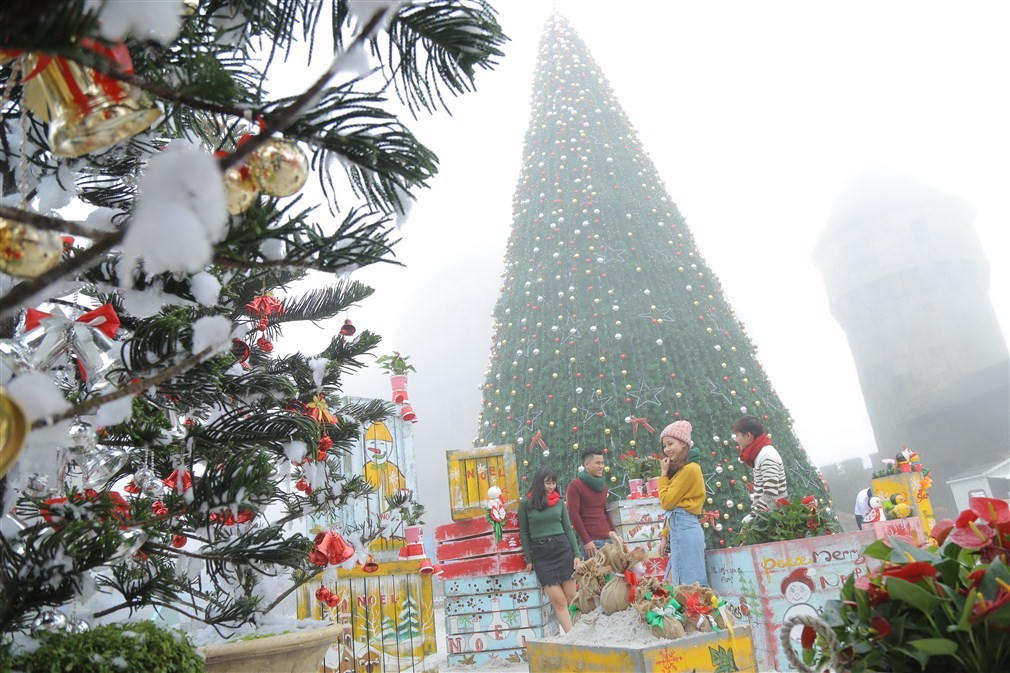 Mê mẩn sắc màu Giáng sinh trên đỉnh Bà Nà