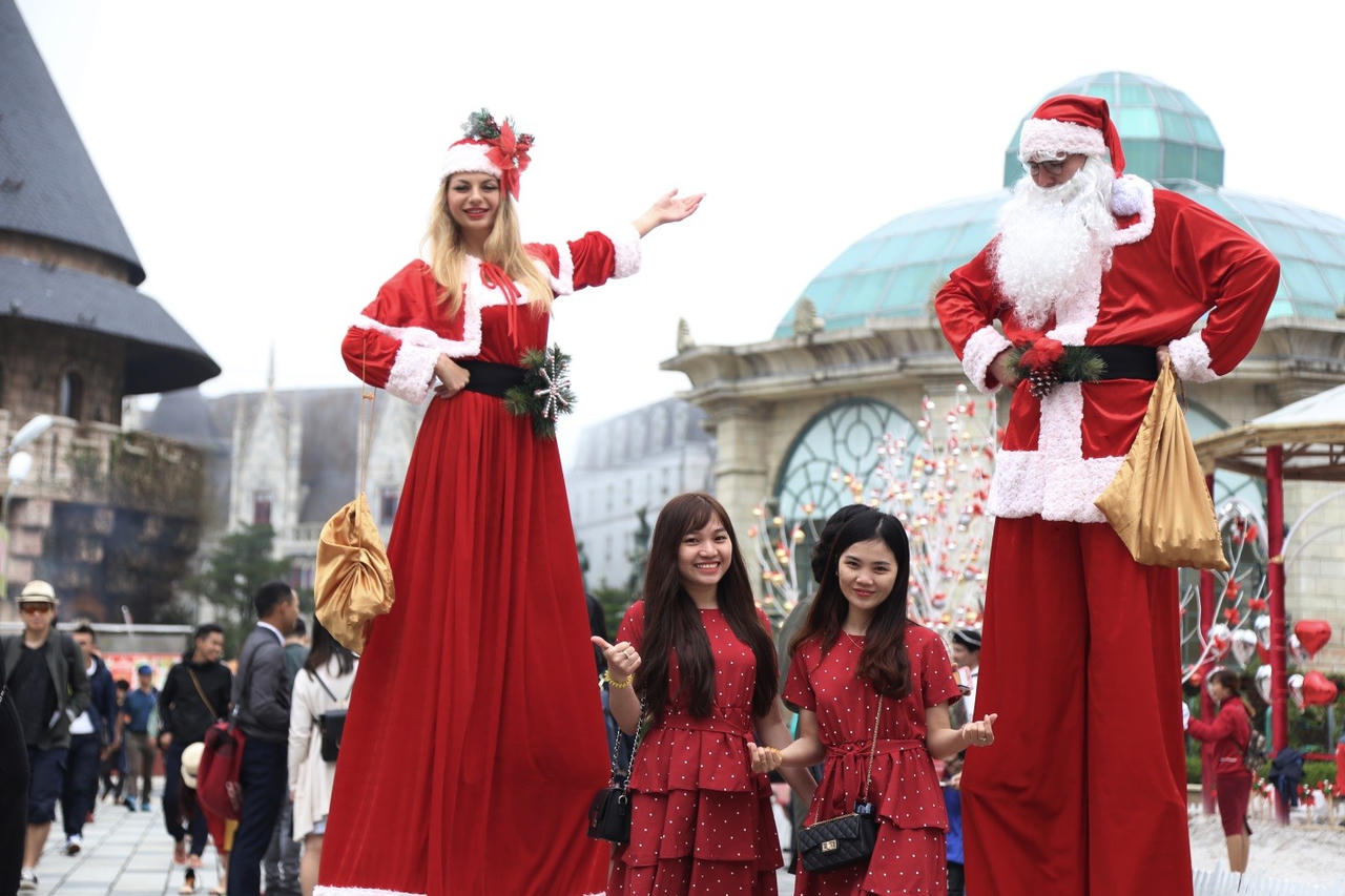 Mê mẩn sắc màu Giáng sinh trên đỉnh Bà Nà