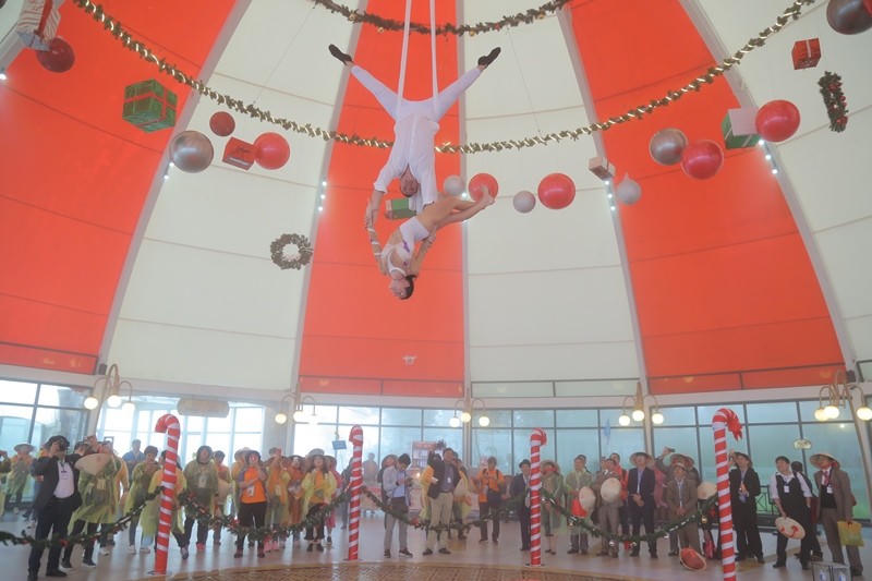 Mê mẩn sắc màu Giáng sinh trên đỉnh Bà Nà