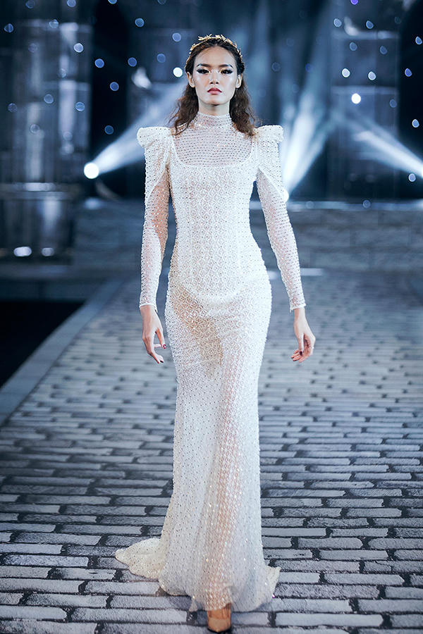 Những kiểu đầm cưới hở vai, xếp nếp, lệch tà được đính kết khéo léo đi cùng kiểu tóc gợn sóng yêu kiều, đôi mắt sâu xám khói với đường kẻ đậm mang phong cách Hy Lạp cổ điển sang trọng