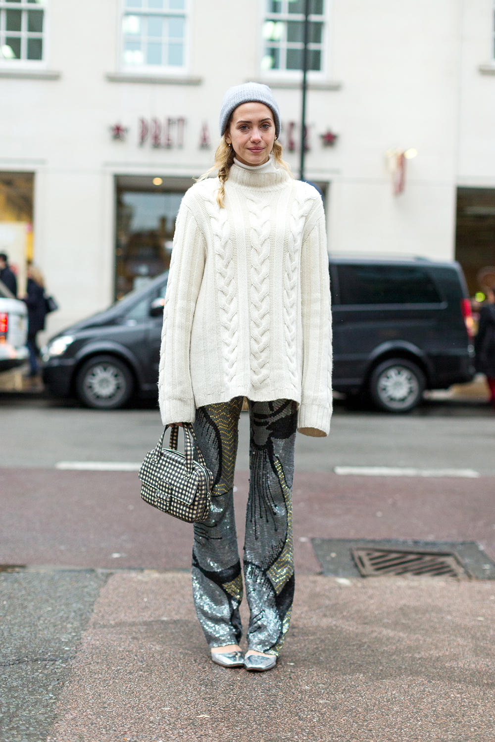 Party All Night với trang phục ánh kim