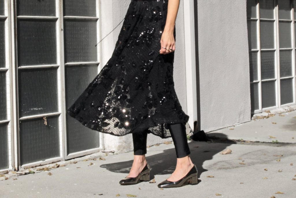 Party All Night với trang phục ánh kim