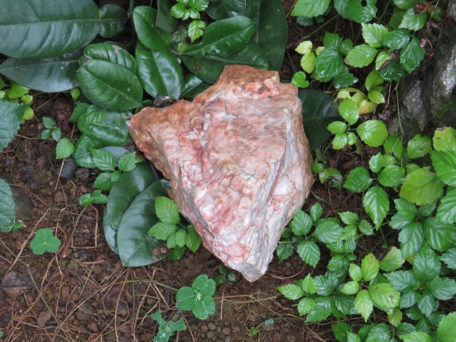 Lương Sơn (Hòa Bình): Doanh nghiệp nổ mìn, đá “bay thẳng” vào nhà dân