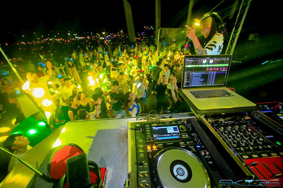 Giới trẻ Đà Nẵng rủ nhau check-in đêm Giáng sinh pha lê lộng lẫy ở SKY36