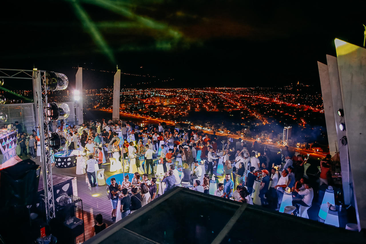 Giới trẻ Đà Nẵng rủ nhau check-in đêm Giáng sinh pha lê lộng lẫy ở SKY36