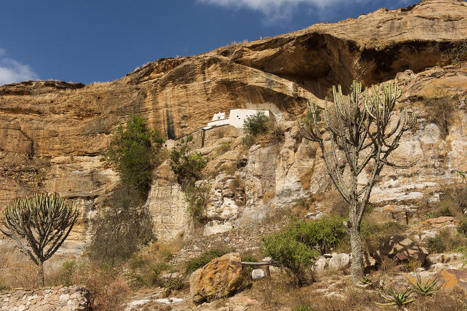 Những nhà thờ bí mật ẩn trong vách đá dựng đứng ở Ethiopia