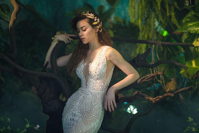 Hồ Ngọc Hà diện đầm xuyên thấu tôn đường cong