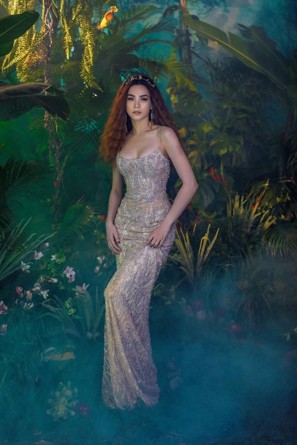 Hồ Ngọc Hà diện đầm xuyên thấu tôn đường cong