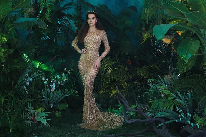 Hồ Ngọc Hà diện đầm xuyên thấu tôn đường cong