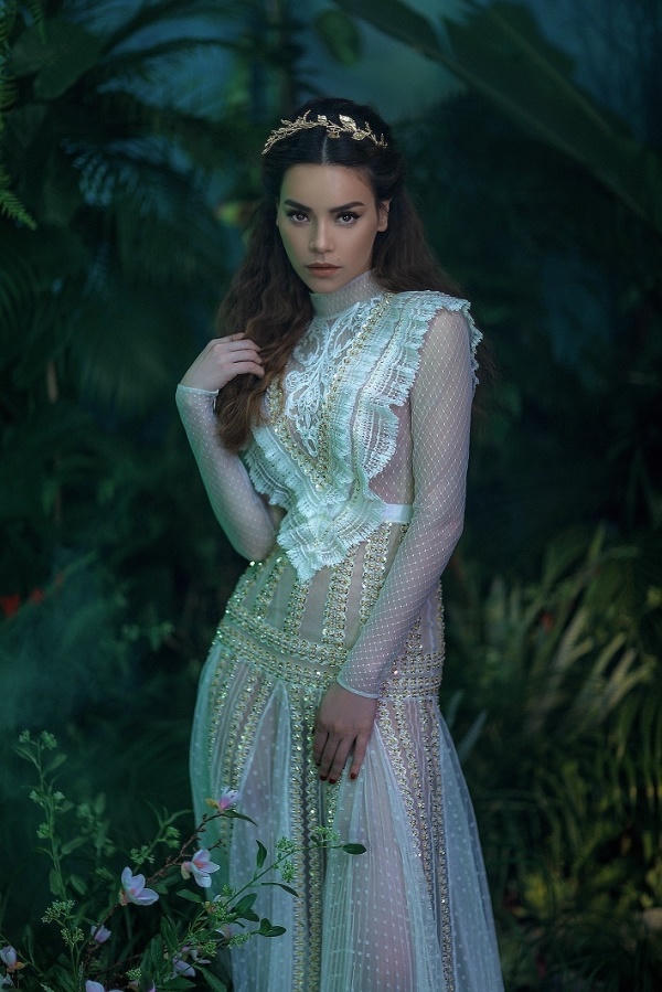 Hồ Ngọc Hà diện đầm xuyên thấu tôn đường cong