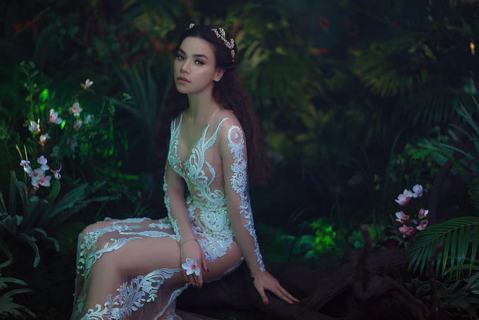 Hồ Ngọc Hà diện đầm xuyên thấu tôn đường cong