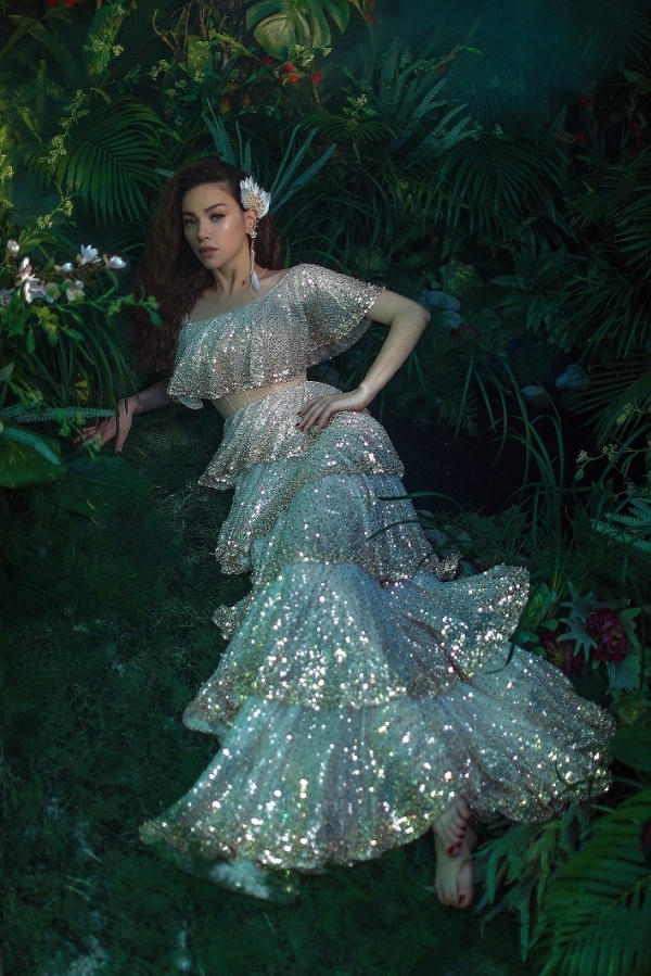 Hồ Ngọc Hà diện đầm xuyên thấu tôn đường cong